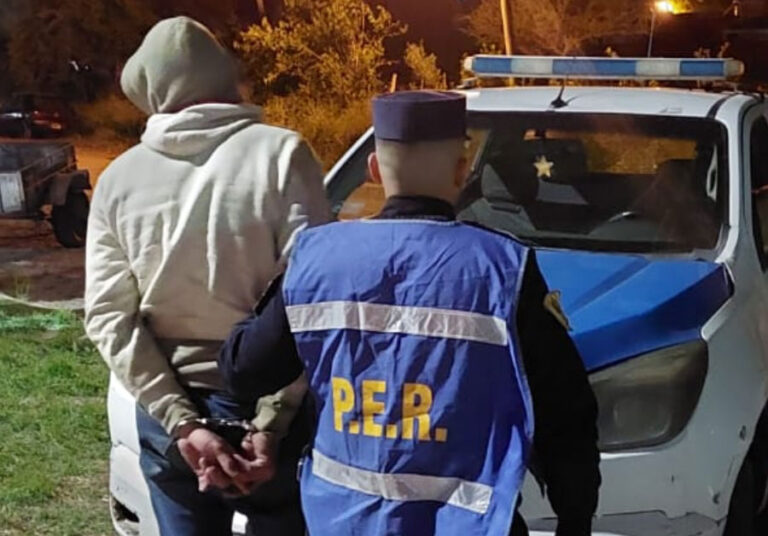 Violó una restricción e ingresó por el techo a la casa de su expareja ...