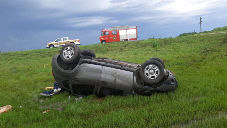 Despiste y vuelco de una camioneta en la autovía 14 | 03442 | NOTICIAS