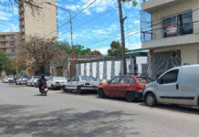 Vecinos reclaman por autos abandonados