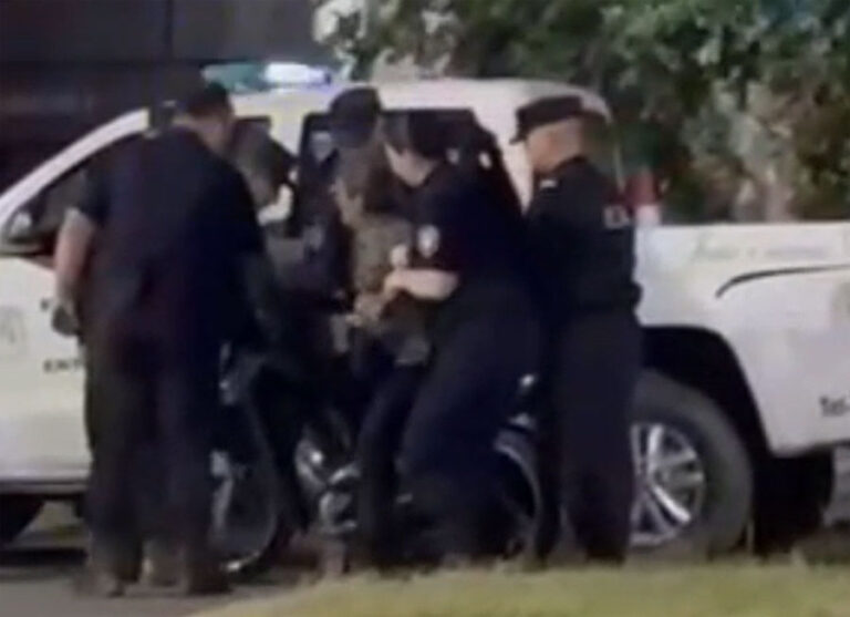 Detienen a una mujer por resistirse a la retención de su motocicleta en ...