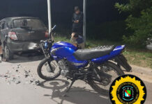 Accidente en avenida Tavella: Motociclista perdió el equilibrio y chocó contra un auto estacionado