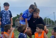 Nico Retamar con los gurises de Atlético Uruguay