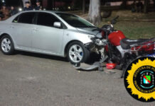 La imprudencia tiene su costo: Hacía Willy y chocó contra un auto estacionado