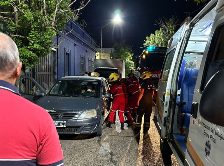 Siniestro vial en el centro: Una joven atrapada tras un fuerte choque ...