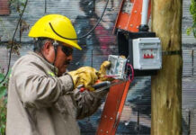 Enersa trabaja en Puerto Sánchez para regularizar las conexiones eléctricas