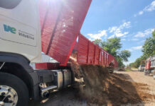 Tareas de mantenimiento y repaso de calles de ripio en la ciudad