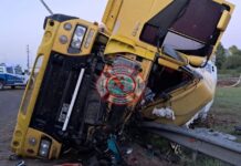 Vuelco de un camión en la rotonda de Termas