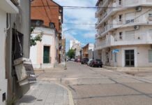 El problema del tránsito pesado. Camión arrancó un aireacondicionado en zona céntrica