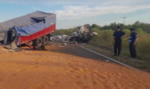 Tragedia en la Ruta 6: Choque fatal entre dos camiones y un auto dejó ...