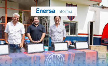 Enersa entregó luminarias al Club San Lorenzo de Concordia para mejorar el uso de su cancha