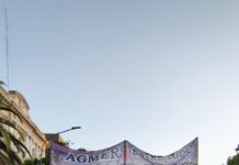 Multitudinaria marcha de antorchas en el marco del paro docente provincial