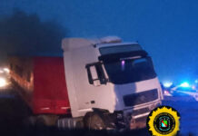 Despiste en la Autovía Artigas: un camión de gran porte impactó contra el guardarraíl