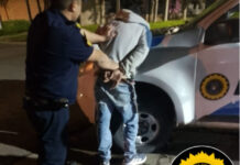 Insólito: caminaba por la calle con un fusil al hombro y joyas robadas, pero terminó detenido