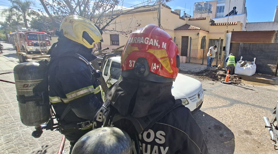 Solucionado: Personal de Bomberos y GasNea intervinieron ante la rotura de un caño de gas