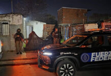 Rosario: ocho allanamientos simultáneos en barrio Vía Honda por abuso de armas y narcomenudeo