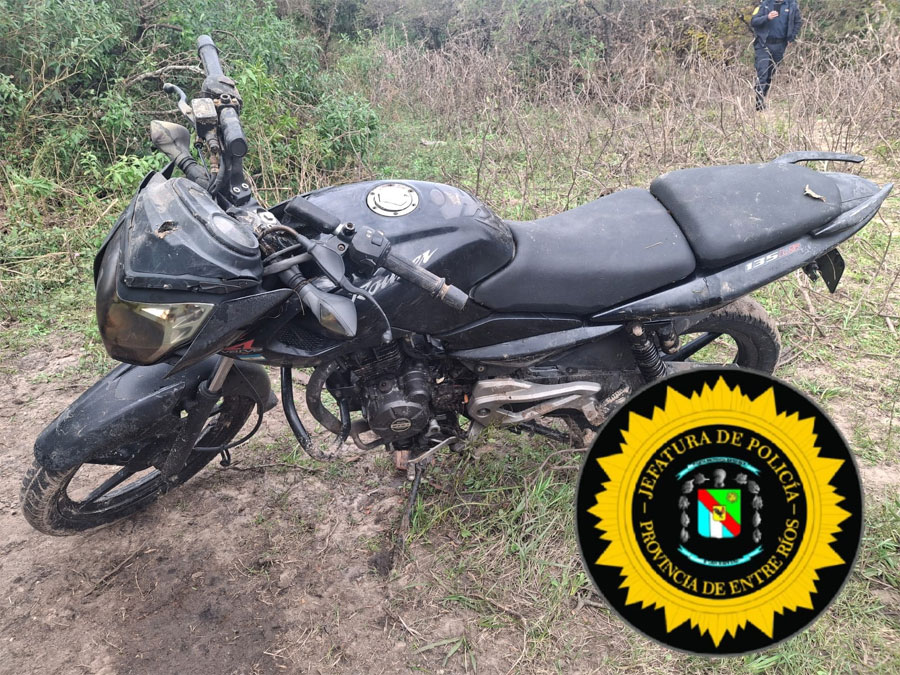 Vecinos pasaban la tarde en el arroyo y encontraron una moto sumergida que había sido robada en 2025