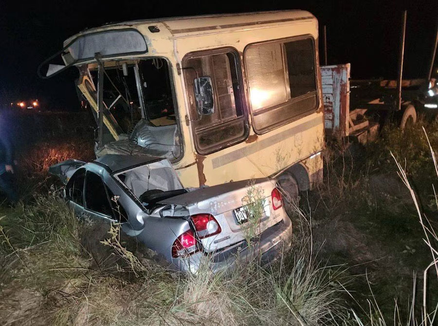 Tragedia familiar en Corrientes: dos mujeres y un hombre viajaban al velatorio de su hermano, chocaron de frente contra un camión y murieron