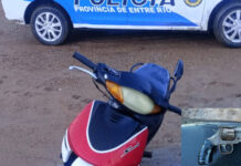 Misterio en Colón: denunció el robo de su moto, la policía la encontró en el puerto y adentro había un revólver y su documento
