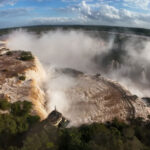 Cerraron el acceso a la Garganta del Diablo en las Cataratas del Iguazú por la impactante crecida del río