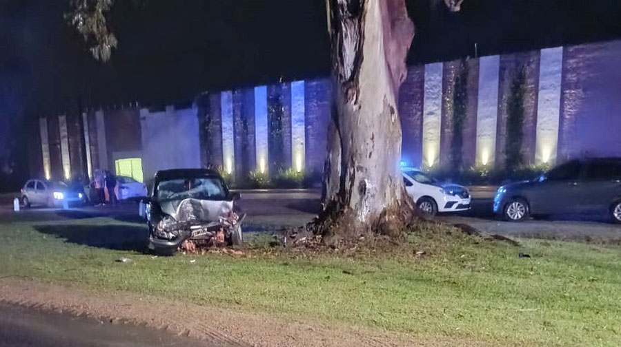 Un joven de Urdinarrain resultó herido tras chocar de frente contra un árbol en R.P.20 Frente al Cementerio