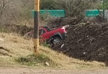 Camioneta cayó a un profundo zanjón frente al hospital Urquiza