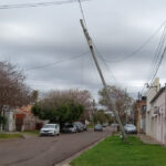 Vecinos reclaman: Poste roto en calle Alberdi