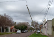 Vecinos reclaman: Poste roto en calle Alberdi