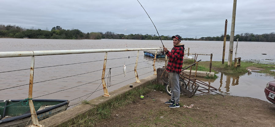 El río Uruguay sigue su crecida