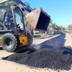 Realizan bacheo en Bv. Díaz Vélez y en barrio 2 de Abril