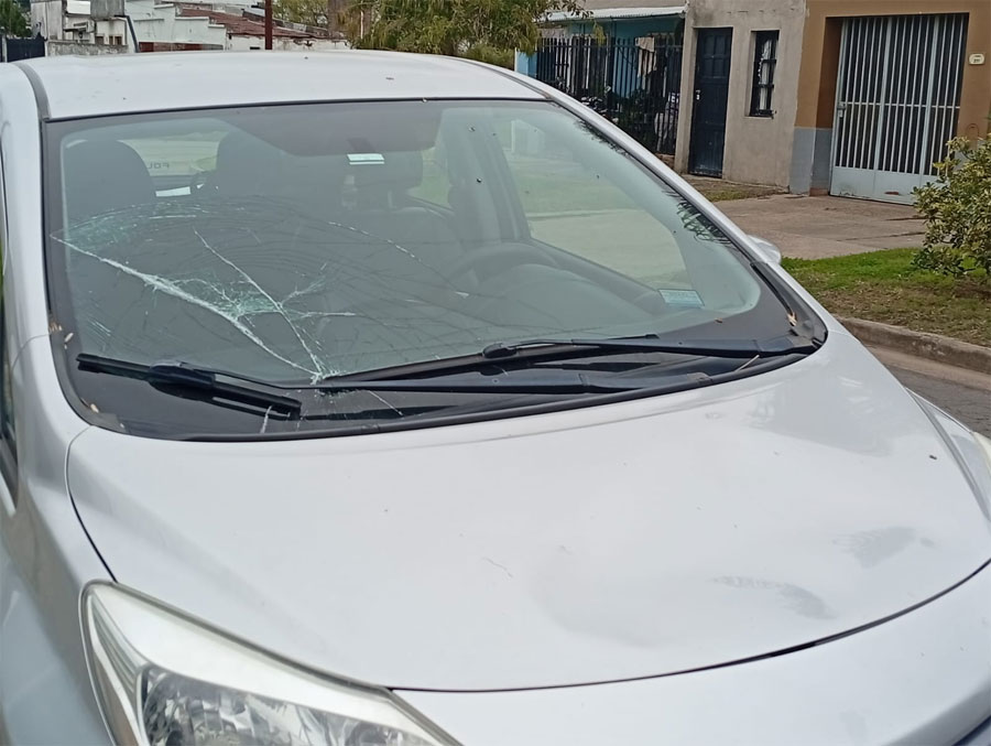 Ciclista lesionada al ser embestida por un automóvil Ciclista lesionada al ser embestida por un automóvil